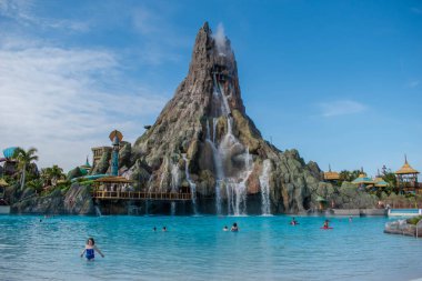 Orlando, Florida. 10 Mart 2020. Universal Stüdyoları 2 'deki Volkan Körfezi' ndeki Krakatau volkanı ve mavi lagünün panoramik görüntüsü