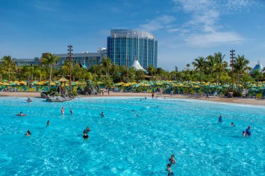Orlando, Florida. 10 Mart 2020. Waturi Sahili 'nin panoramik manzarası ve Universal Stüdyoları' nın 1. bölgesindeki Volcano Körfezi 'ndeki Cabana Bay Oteli.