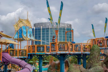 Orlando, Florida. 10 Mart 2020. Cabana Bay Oteli 'nin kısmi manzarası ve Volcano Körfezi su parkındaki renkli su gösterileri..