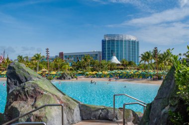 Orlando, Florida. 10 Mart 2020. Universal Stüdyoları 'ndaki Volcano Körfezi' ndeki Waturi Sahili ve Cabana Körfezi Oteli 'nin panoramik manzarası.