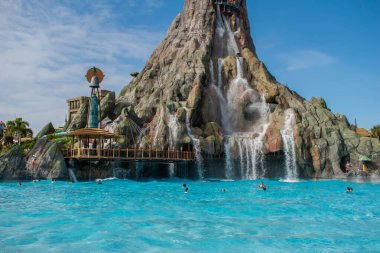 Orlando, Florida. 10 Mart 2020. Universal Stüdyoları bölgesindeki Volcano Körfezi 'ndeki Krakatau yanardağının kısmi görüntüsü