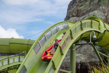 Orlando, Florida. 10 Mart 2020. İnsanlar Universal Stüdyoları 'nın 5. Bölgesindeki Volcano Körfezi' nde Krakatau Aqua Coaster 'ın keyfini çıkarıyorlar.