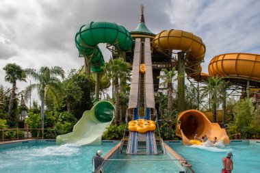Orlando, Florida. 10 Mart 2020. Maku Puihi Round Raft Turu 'ndan Puihi' de yaşayanlar Universal Stüdyoları 'nın 5. Bölgesindeki Volcano Körfezi' nde geziniyorlar.