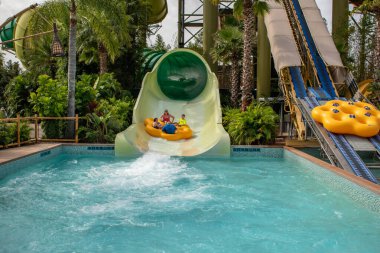 Orlando, Florida. 10 Mart 2020. Maku Puihi Round Raft Turu 'ndan Puihi' de yaşayanlar Universal Stüdyoları 'nın 3. bölgesinde Volcano Körfezi' nde geziniyorlar.
