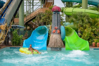 Orlando, Florida. 10 Mart 2020. İnsanlar, Universal Stüdyoları 'nın 3. bölgesindeki Volcano Körfezi' nde Taniwha Tüpleri 'ndeki rakının keyfini çıkarıyorlar.