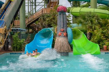 Orlando, Florida. 10 Mart 2020. İnsanlar, Universal Stüdyoları 'nın 4. Bölgesindeki Volcano Körfezi' nde Taniwha Boruları 'ndaki rakının keyfini çıkarıyorlar..