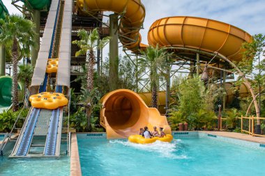 Orlando, Florida. 10 Mart 2020. Maku Puihi Round Raft Turu 'nda eğlenen insanlar Universal Stüdyoları bölgesindeki Volcano Körfezi' nde geziniyorlar.