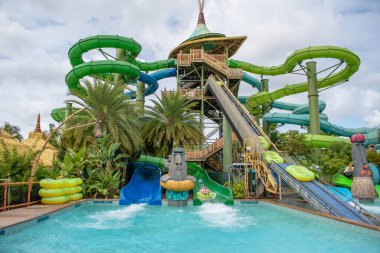 Orlando, Florida. 10 Mart 2020. İnsanlar Universal Stüdyoları bölgesindeki Volcano Körfezi 'nde Taniwha Borularının tadını çıkarıyorlar.