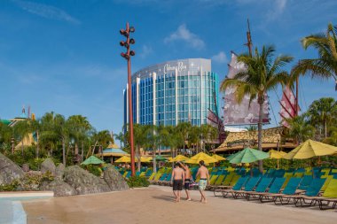 Orlando, Florida. 10 Mart 2020. Universal Stüdyoları bölgesindeki Volcano Körfezi 'ndeki Waturi Sahili' nde yürüyen insanlar.