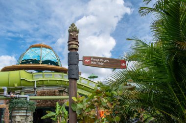Orlando, Florida. 10 Mart 2020. Punga yarışçıları Universal Stüdyoları bölgesindeki Volcano Körfezi 'nde slayt tabelasında