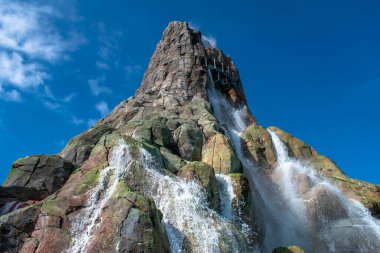Orlando, Florida. 10 Mart 2020. Krakatau volkanı ve şelalesinin Universal Stüdyoları 'ndaki Volcano Körfezi' ndeki en iyi manzarası.