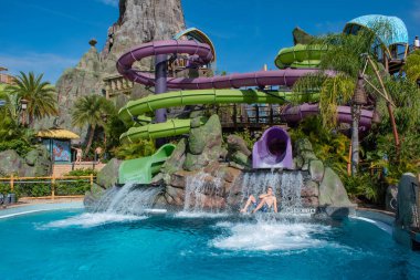 Orlando, Florida. 10 Mart 2020. Ohyah & Ohno Drop Slides 'in keyfini çıkaranlar Universal Stüdyoları 2' deki Volcano Körfezi 'nde