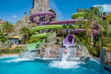Orlando, Florida. 10 Mart 2020. Ohyah & Ohno Drop Slides 'in keyfini çıkaranlar Universal Stüdyoları bölgesindeki Volcano Körfezi' nde