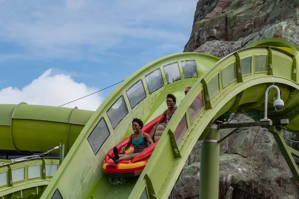 Orlando Florida Marzo 2020 Personas Disfrutando Krakatau Aqua Coaster Volcano — Foto de Stock