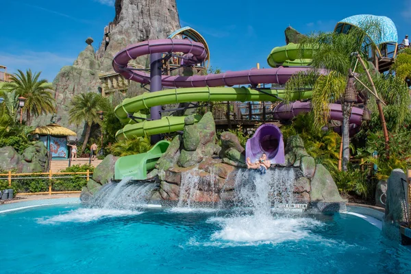 Orlando, Florida. 10 Mart 2020. Universal Stüdyoları 'nın 1. bölgesindeki Volcano Körfezi' nde Ohno & Ohno Drop Slides 'in keyfini çıkaran insanlar