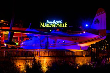  Orlando, Florida. 12 Şubat 2020. Universals Citywalk 'taki Margaritavilla tabela ve uçak (28).