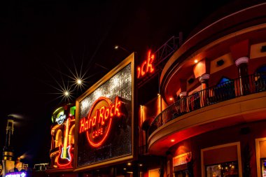 Orlando, Florida. 12 Şubat 2020. Universals Citywalk 'taki Aydınlatılmış ve renkli Hard Rock Cafe' nin Kısmi Görünümü (22)