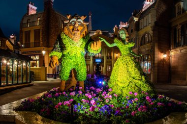 Orlando, Florida. 11 Mart 2020. Epcot 'taki Fransa Pavyonu' nda Güzel ve Çirkin çalı ağaçları (6))