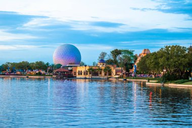 Orlando, Florida. 11 Mart 2020. Epcot 'ta günbatımı arka planında büyük kürenin güzel manzarası (3).