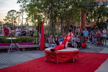 Orlando, Florida. 11 Mart 2020. Çin Akrobatları Epcot 'ta Pavilyon (80)).