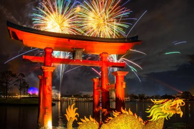Orlando, Florida. 11 Mart 2020. Epcot 'ta renkli havai fişekler, Japon kemeri ve ejderha giysisi (53))