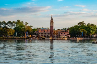 Orlando, Florida. 11 Mart 2020. Epcot 'ta günbatımı arka planında (69) İtalya' nın panoramik manzarası)