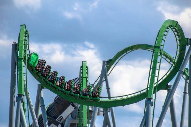 Orlando, Florida. Mart 02, 2019. İnsanlar Evrensel Macera Adaları 'nda İnanılmaz Hulk Coaster (2) eğleniyor.)