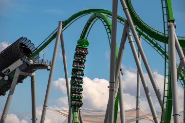 Orlando, Florida. Mart 02, 2019. İnanılmaz eğlenen insanlar Evrensel Macera Adaları 'ndaki Hulk Coaster (98))