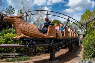 Orlando, Florida. Mart 02, 2019. İnsanlar Universals Adaları 'nda Hippogriff lunapark hız treninde eğleniyorlar (143)