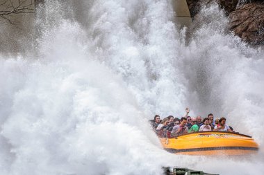 Orlando, Florida. Mart 02, 2019. Evrensel Macera Adaları 'nda Jurassic Park Nehri Macerası' nı izleyen insanlar (118)