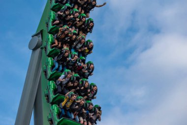 Orlando, Florida. Mart 02, 2019. İnsanlar Evrensel Macera Adaları 'ndaki İnanılmaz Hulk Altlığı' nda eğleniyor.)