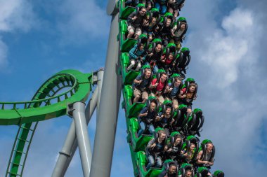 Orlando, Florida. Mart 02, 2019. İnsanlar Evrensel Macera Adaları 'ndaki İnanılmaz Hulk Altlığı' nda eğleniyor.).