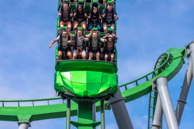 Orlando, Florida. Mart 02, 2019. İnsanlar Evrensel Macera Adaları 'ndaki İnanılmaz Hulk Altlığı' nda eğleniyor.)