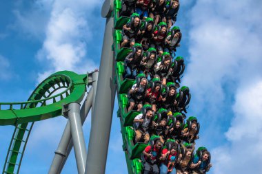 Orlando, Florida. Mart 02, 2019. İnsanlar Evrensel Macera Adaları 'ndaki İnanılmaz Hulk Altlığı' nda eğleniyor.).