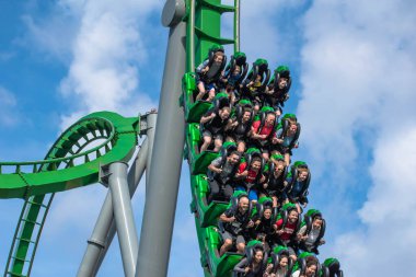 Orlando, Florida. Mart 02, 2019. İnsanlar Evrensel Macera Adaları 'ndaki İnanılmaz Hulk Altlığı' nda eğleniyor.)