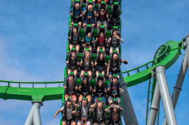 Orlando, Florida. Mart 02, 2019. İnsanlar Evrensel Macera Adaları 'ndaki İnanılmaz Hulk Altlığı' nda eğleniyor.).