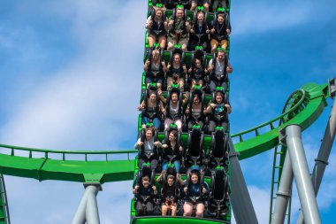 Orlando, Florida. Mart 02, 2019. İnsanlar Evrensel Macera Adaları 'ndaki İnanılmaz Hulk Altlığı' nda eğleniyor (102).