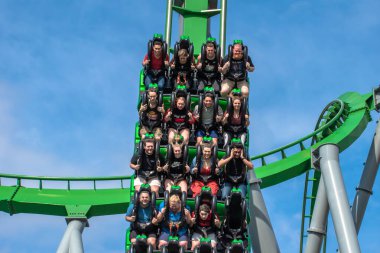 Orlando, Florida. Mart 02, 2019. İnsanlar Evrensel Macera Adaları 'ndaki İnanılmaz Hulk Altlığı' nda eğleniyor.)