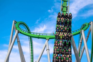 Orlando, Florida. Mart 02, 2019. İnsanlar Evrensel Macera Adaları 'ndaki İnanılmaz Hulk Altlığı' nda eğleniyor.)