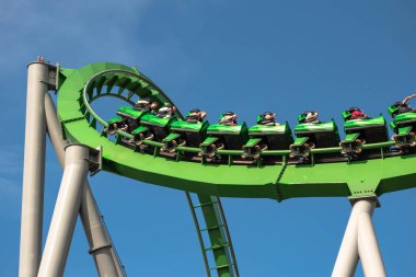 Orlando, Florida. Mart 02, 2019. İnsanlar Evrensel Macera Adaları 'ndaki İnanılmaz Hulk Altlığı' nda eğleniyor.).