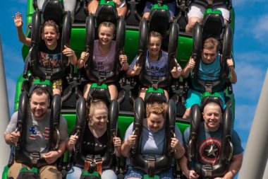 Orlando, Florida. Mart 02, 2019. İnsanlar Evrensel Macera Adaları 'ndaki İnanılmaz Hulk Altlığı' nda eğleniyor (133).