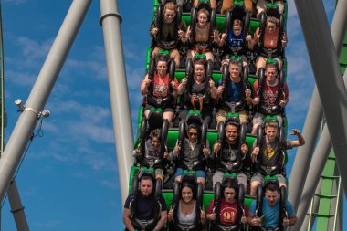 Orlando, Florida. Mart 02, 2019. İnsanlar Evrensel Macera Adaları 'ndaki İnanılmaz Hulk Altlığı' nda eğleniyor.).