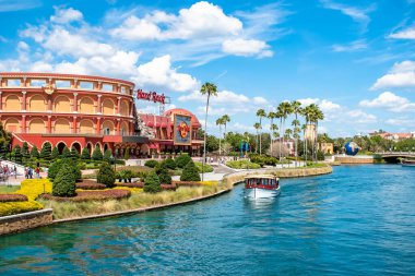 Orlando, Florida. 15 Mart 2019. Universals Citywalk 'taki Hard Rock Cafe ve dünya küresinin kısmi görüntüsü