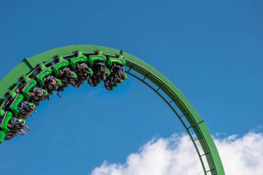 Orlando, Florida. 15 Mart 2019. İnsanlar, Universals Adaları 'ndaki İnanılmaz Hulk roller coaster' ının keyfini çıkarıyorlar (99))