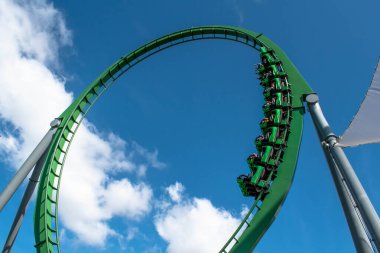 Orlando, Florida. 15 Mart 2019. Insanlar, Universals Adaları 'ndaki Incredible Hulk lunapark treninin keyfini çıkarıyorlar (102).
