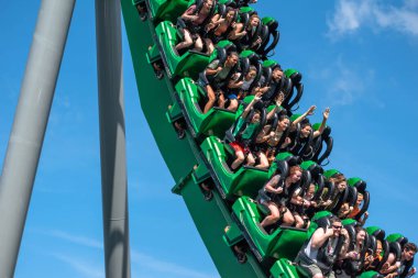 Orlando, Florida. 15 Mart 2019. Insanlar, Universals Adaları 'ndaki Incredible Hulk lunapark treninin keyfini çıkarıyorlar (107)
