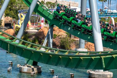 Orlando, Florida. 15 Mart 2019. Insanlar, Universals Adaları 'ndaki Incredible Hulk roller coaster' ında eğleniyorlar (110))