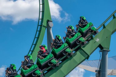 Orlando, Florida. 15 Mart 2019. İnanılmaz eğlenen insanlar Universals Adaları 'ndaki İnanılmaz Hulk lunapark treni (108)).