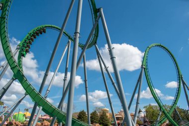  Orlando, Florida. 15 Mart 2019. İnanılmaz eğlenen insanlar Universals Adaları 'ndaki Hulk roller coaster' ı (118)