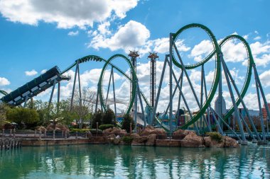 Orlando, Florida. 15 Mart 2019. İnanılmaz eğlenen insanlar Universals Adaları 'ndaki İnanılmaz Hulk lunapark treni (128)).
